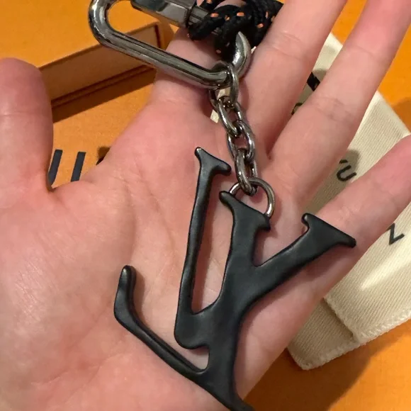 Louis Vuitton LV Shape Rope Bag Charm & Key Holder Metal - Picture 8 of 10